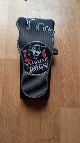 Snarling dogs black bawl - snarling,